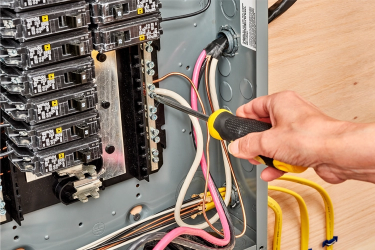 مونتاژ تابلو برق اینورتر تک فاز